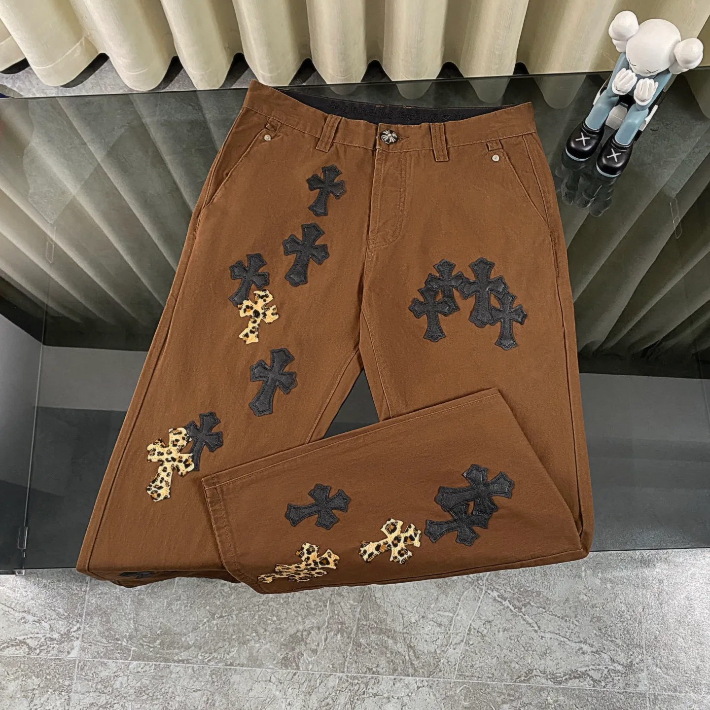 P260 chrome hearts chrome hearts personalized leopard print cross patch leather earthy brown jeans vi Top heavy industry fashionable design] Consistent high street luxury style creation. Speaking of this style, the Zangyin family and GU family are definitely the leading representative brands. Especially the Zangyin family has really achieved a state-of-the-art effect in creating high street style. The unique washed material is used to create this style. The color system is quite eye-catching. After it is decorated with patchwork cross flowers, it cleverly highlights the charm of the brand. Secondly, this style uses classic The classic high-waist cutting design highlights the long legs and fashionable temperament of the upper body. The brand is highly recognizable and the slim fit configuration is more suitable for daily wear. It is a product that interprets personality, fashion, and specifications at a glance. This single product is enough to make any fan excited. It can be a white T-shirt for youthful preppy style, or a tight suspender for lady style. It has strong matching ability and can be easily controlled by men.  [Materials and craftsmanship] Needless to say, this point goes without saying. As an excellent craftsman brand, Zangyin’s requirements for details and craftsmanship are really perfect. The washed color of this model has gone through so many processes, not to mention the embellishment of denim appliques. It is also purely hand-made and sewn. Just like what they believe in, only hand-made things have soul and have the meaning of wear. A top-notch heavy-duty fashionable denim item, I look forward to your perfect interpretation! !  Size:28-36